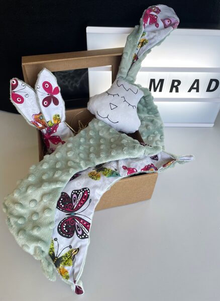 Mīļlupatiņa ar graužamriņķi taureņi ar zaļu