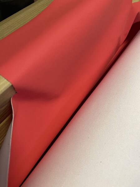 Sarkans ūdensnecaurlaidīgs audums