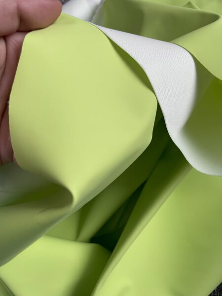 Gaiši zaļš ūdensnecaurlaidīgs audums