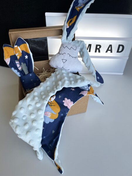 Mīļlupatiņa ar graužamriņķi lapsa uz zila fona ar gaiši zilu