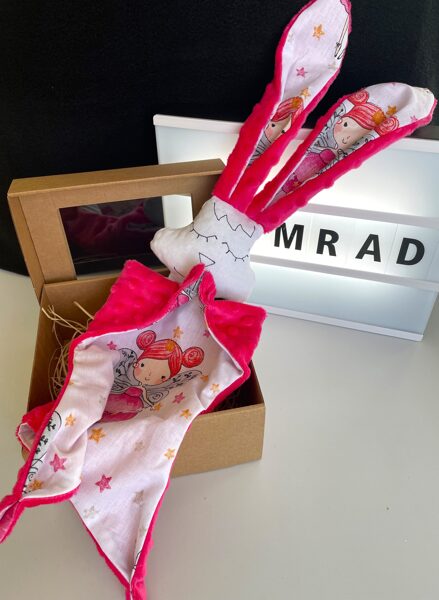 Miega lupatiņa ar graužamriņķi feja uz balta fona ar rozā