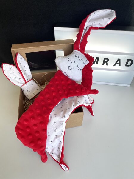 Mīļlupatiņa ar graužamriņķi mazās pūciņas ar sarkanu