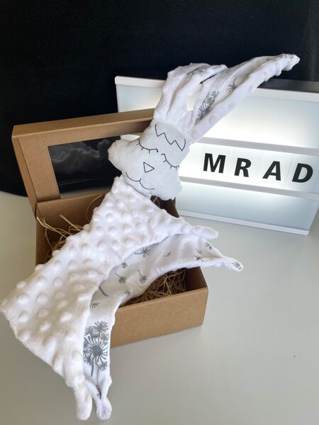 Miega lupatiņa bez graužamriņķi pieneņpūkas ar baltu