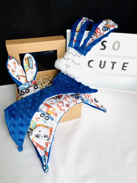 Mīļlupatiņa ar graužamriņķi auto ar tumši zilu