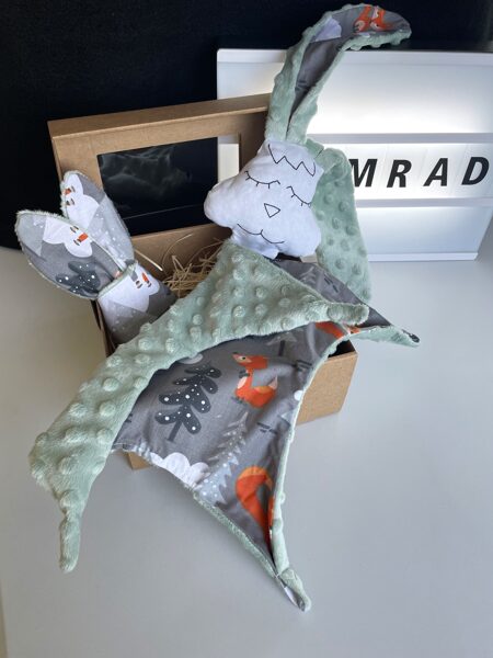 Mīļlupatiņa ar graužamriņķi lapsa mežā ar zaļu