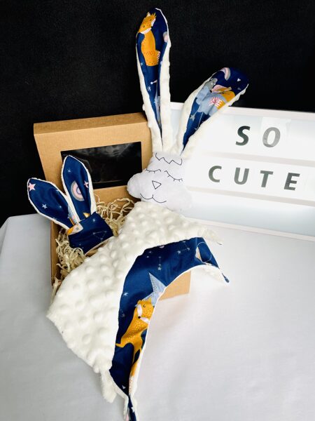 Mīļlupatiņa ar graužamriņķi lapsa uz zila fona ar piena balto