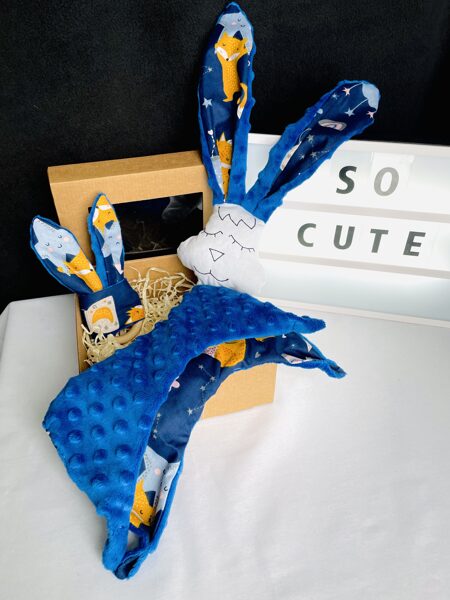 Mīļlupatiņa ar graužamriņķi lapsa uz zila fona ar tumši zilu