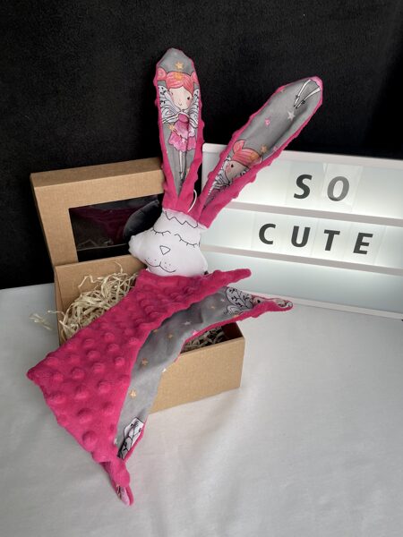 Miega lupatiņa bez graužamriņķi feja uz pelēka fona ar rozā