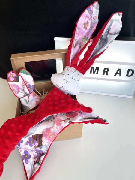 Mīļlupatiņa ar graužamriņķi panda ar sarkanu